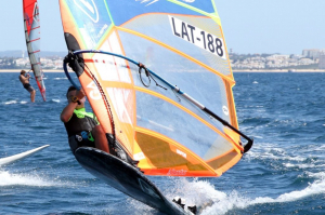 Preisam sudrabs bet Dzirniekam bronza savās grupās Pasaules čempionātā Formula Windsurfing