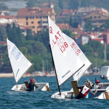 Karlīna Vaivode sasniedz labu rezultātu Portorožā, Slovēnijā Eiropas Čempionātā burāšanā Optimist klasē.