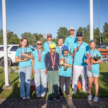 Trīs dienas, seši braucieni un mainīgi laikapstākļi – aizvadīts Latvijas atklātais jaunatnes čempionāts burāšanā