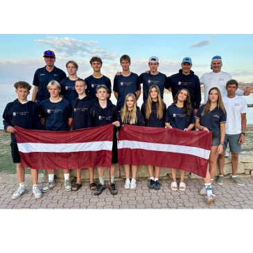 Latvijas IQFoil jauniešu komanda kuplā sastāvā noslēgusi dalību Eiropas čempionātā Itālijā